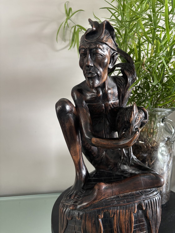 Image 1 of Statue en bois sculptée à la main d'un pêcheur.