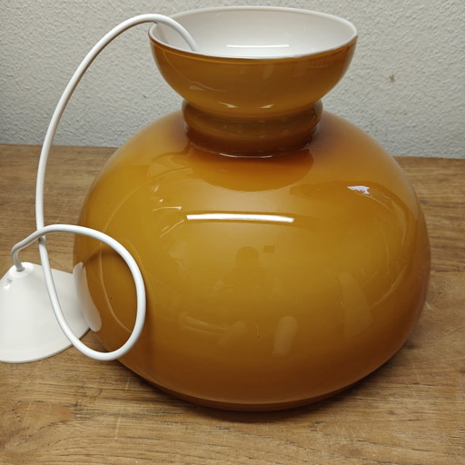 Vintage Pendelleuchte aus Opalglas in Senfgelb/Ocker aus den 70er Jahren – neu verkabelt