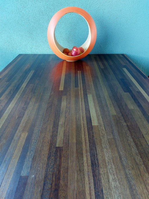 Table de salle à manger design avec plateau en bois et structure en acier inoxydable