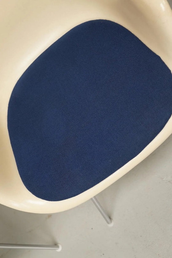 Image 1 of Set di tre poltrone DAX in fibra di vetro color pergamena, Eames per Herman Miller / Vitra