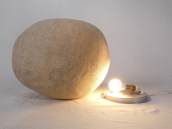 Lampada 'Dora' roccia lunare di André Cazenave - Atelier A, Lampade da tavolo, Poliestere, Beige (foto 15 di 15)