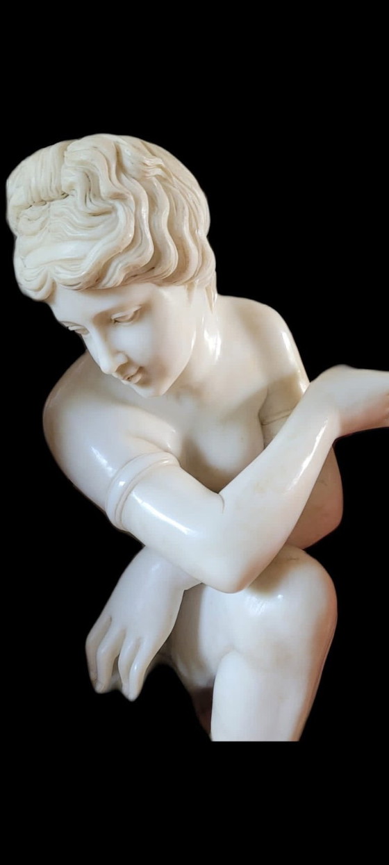 Image 1 of Vénus accroupie, marbre grandeur nature