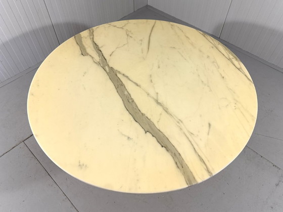 Image 1 of Round marble dining table with tulip-shaped base 1960s