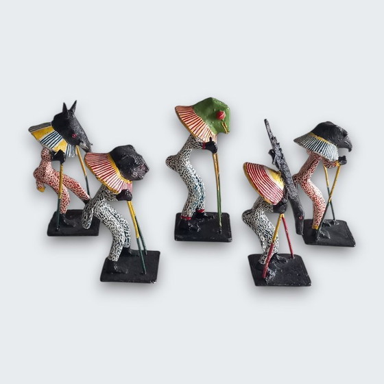 Image 1 of Ensemble de cinq statues figuratives africaines en métal peint à la main – têtes d'animaux – Afrique