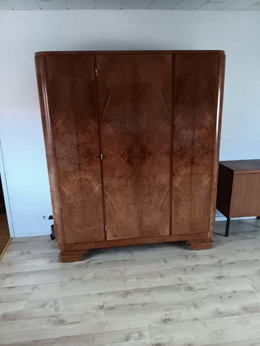 Armadio per la biancheria d'epoca