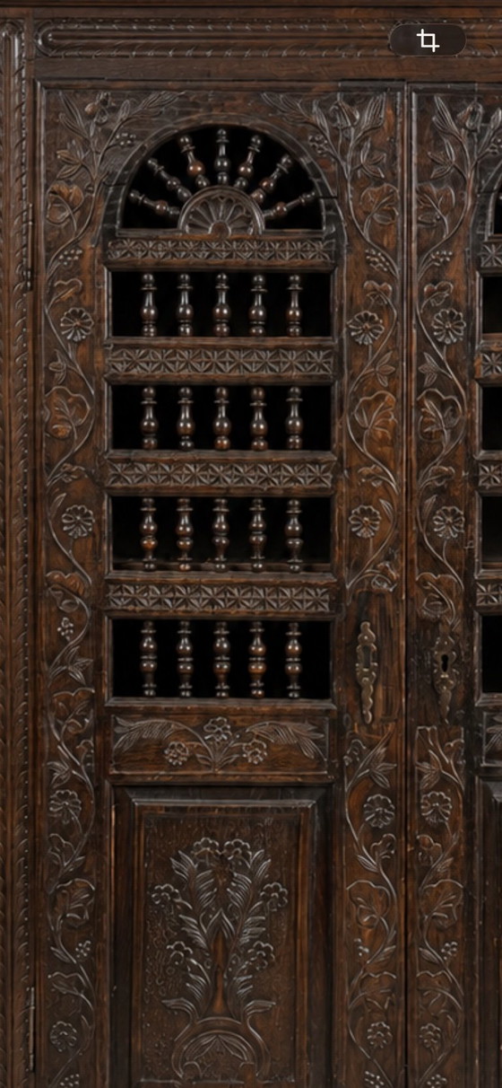 Antiker geschnitzter Holz-Kleiderschrank – Kleiderschränke, Wood (photo 3 of 6)