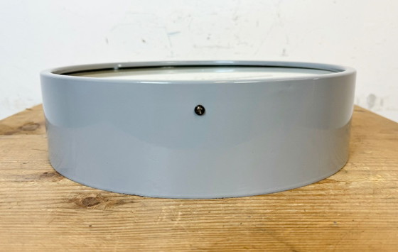 Image 1 of Industriële lichtgrijze fabriekswandklok van Pragotron, jaren 60