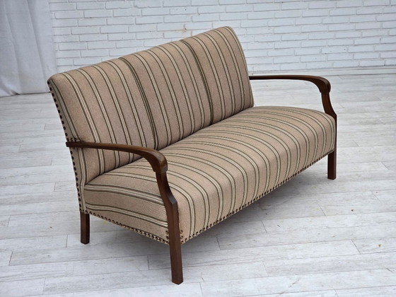 Image 1 of Divano danese a 2 posti, anni '50, rivestimento in tessuto di lana beige, gambe in legno di faggio.