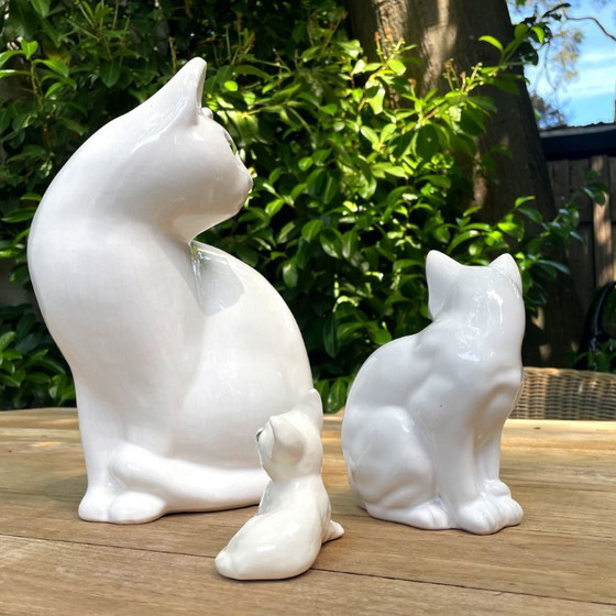 Image 1 of Set di 3 statuette vintage di gatti in ceramica bianca con occhi verdi.