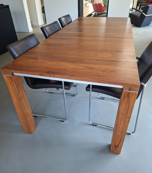 Table à manger Leolux Vivre avec 6 chaises Talos.