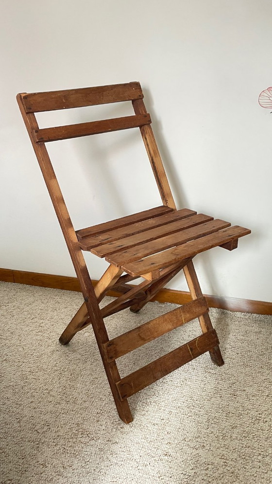 Image 1 of Antieke opklapbare houten stoel, een praktische en geometrische zitplaats. We zijn helemaal gecharmeerd van deze antieke stoel.