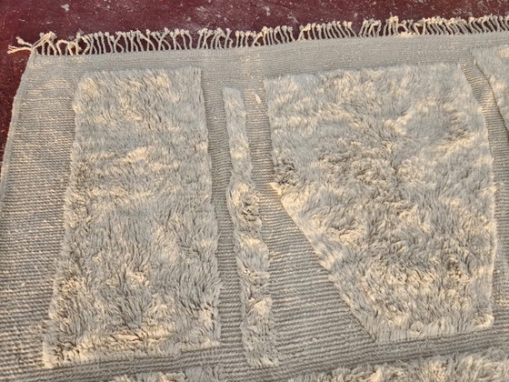 Image 1 of Grande tappeto marocchino Beni Ourain 350 x 250 cm – Tappeto berbero in lana tessuto a mano nei colori avorio e grigio