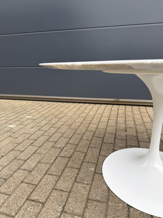 Image 1 of Originele ronde Knoll Tulip eettafel (137cm) Carrara marmer