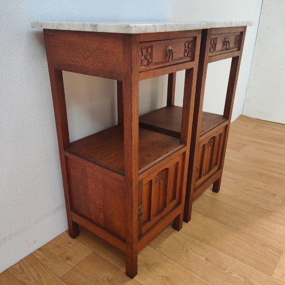 Image 1 of Ensemble de tables de chevet/comptoirs anciens avec plateau en marbre. Prix de l'ensemble
