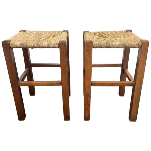 Set Van Twee Houten Krukjes Met Gevlochten Biezen Zitting