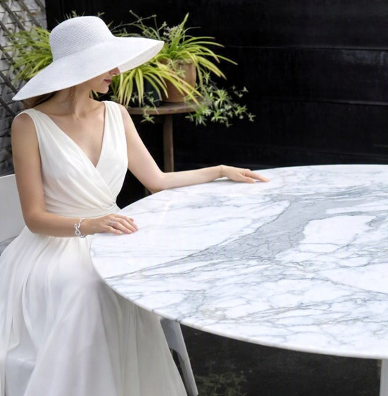 Dining Table (Ø 130 cm) After a Design by Eero Saarinen / Arabescato Corchia Oro Marble (photo 11 of 12)