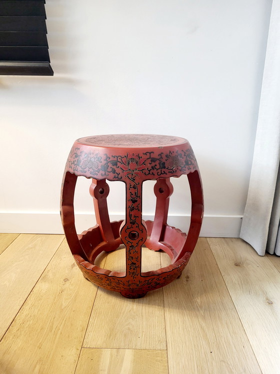 Image 1 of Chinees Houten Krukje of Bijzettafeltje, Laqué Rode Kleur, Versierd Floraal Decor