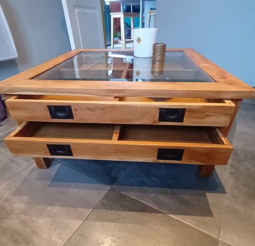 Wunderschöner Couchtisch aus exotischem Holz.