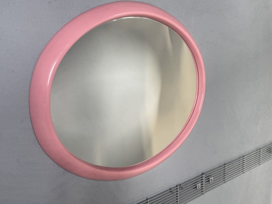 Image 1 of Miroir ovale à rosace des années 1970 - le charme à l'état pur !