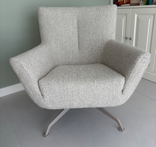 Poltrona con base girevole a quattro gambe e rivestimento in tessuto bouclé beige e grigio. – draaistoelen, Other