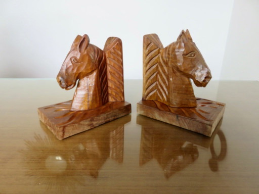 Een paar boekensteunen van beukenhout, met guts bewerkt, jaren 1930-1940. – decoratieve objecten, Wood