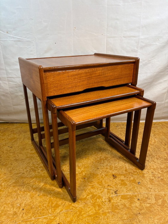Tavolini impilabili vintage G Plan in teak | Anni '60 | Raro dettaglio del cassetto | Design britannico di (photo 6 of 9)