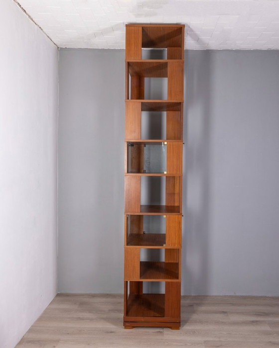 Image 1 of GROTE VINTAGE ITALIAANSE ONTWERP HOUTEN CENTRALE DRAAIBARE BOEKENKAST UIT DE JAREN 60