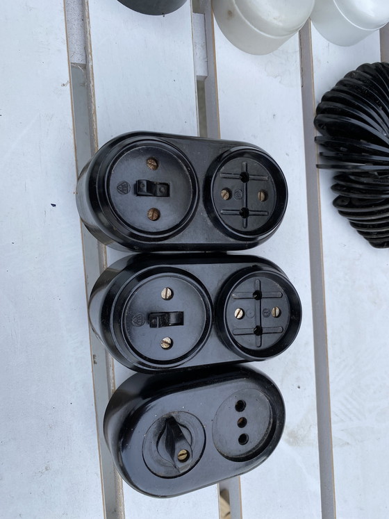 Image 1 of Lot de vieux interrupteurs en bakélite