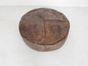 Pouf in pelle marrone scuro. In buone condizioni vintage.