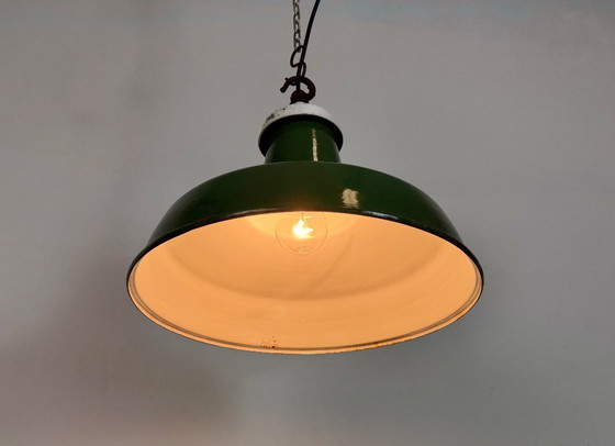 Image 1 of Industriële Britse groene emaille fabriekshanglamp, jaren 60