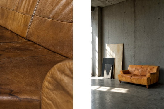 Vintage driezitsbank van bruin leer in industriële mid-century modern stijl, jaren 60. – 3-5 zitsbanken (photo 9 of 26)