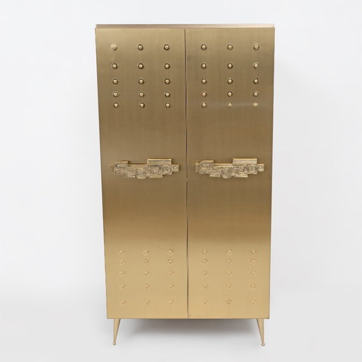 Mueble bar italiano de latón con tiradores esculturales de latón fundido.
