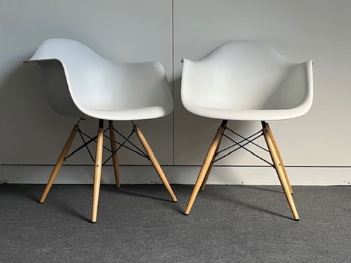 2x DSA kuipstoel Eames replica