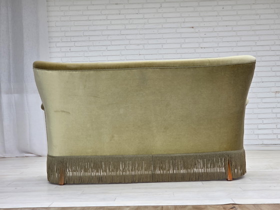Image 1 of Sofá danés de dos plazas, años 60, terciopelo verde, patas de madera de haya.