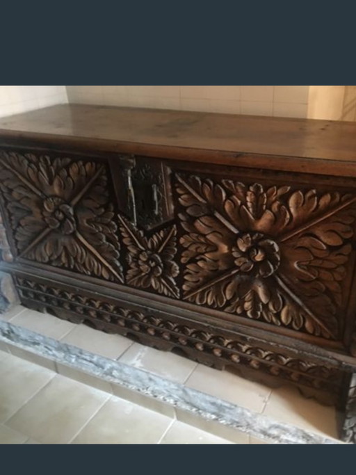 Grote, fraaie Spaanse kastanjehouten kist met houtsnijwerk, 178 cm lang, jaren 1860. – opbergkast, Iron, Wood