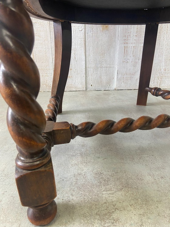 Image 1 of Poltrona antica con intreccio in vimini e decorazioni in legno.