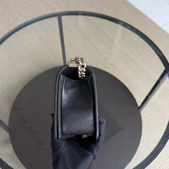 Image 1 of Chanel Boy Medium - Caviar 25CM generfd kalfsleer met chevronpatroon in zwart met gouden hardware