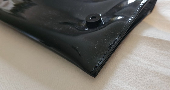 Clutch Yves Saint Laurent in pelle verniciata nera, Plastica, Nero (foto 8 di 15)