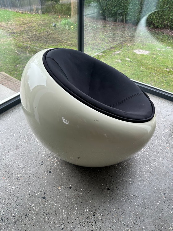 Image 1 of Round Vintage Fiberglass Lounge Chair. Egg-achtig. 1970s, Space Age Design, Black&White.
