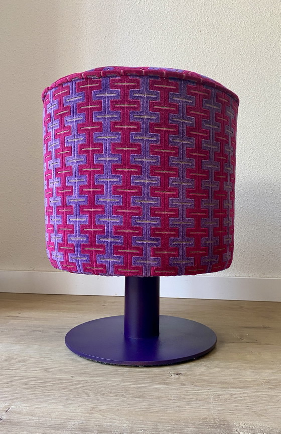 Un oggetto d'arredo unico e accattivante, realizzato con materiali di riciclo: un pouf con il design di (photo 11 of 12)