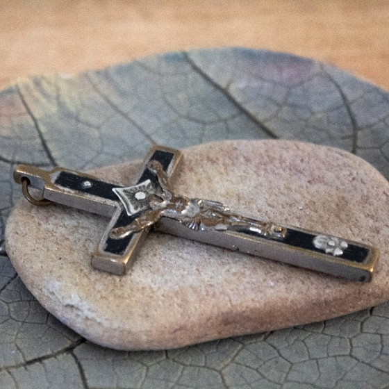 Image 1 of Pendentif croix pectorale française ancienne du XIXe siècle : ébène dans un cadre argenté