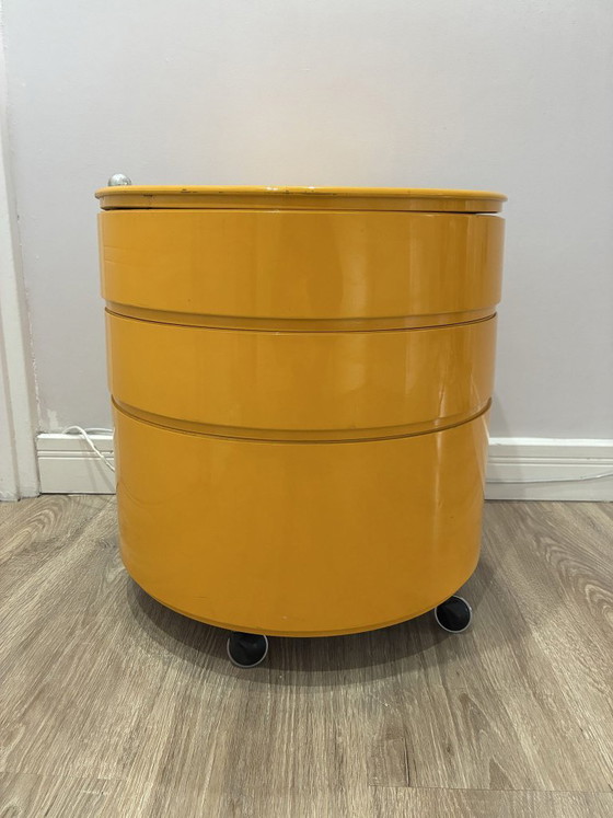 Opal Barboy Mobile Bar, Vintage Anni '60 Space Age Tavolino Rotondo con Ruote e Carrello Contenitore (foto 3 di 7)
