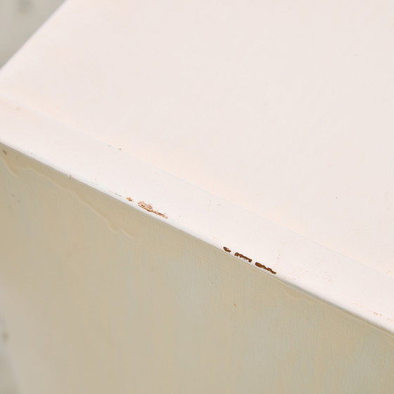 Image 1 of Mk9920 Table de nuit peinte en blanc avec trois tiroirs