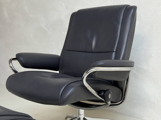 Stressless Paris Sessel mit niedriger Rückenlehne inkl. Fußhocker