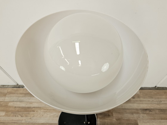 Image 1 of Lampada da terra anni '70 in metallo e vetro bianco