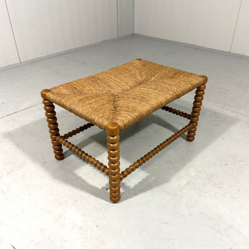 Banco/taburete de roble con asiento de mimbre, década de 1930.