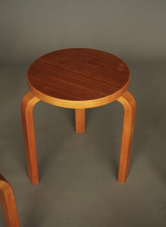 Image 1 of Set van 6 krukken model 60 van Alvar Aalto voor Artek Finland, jaren 1940.