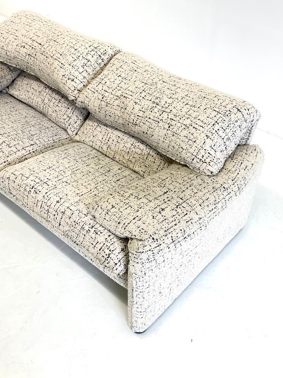 Cassina Maralunga 2-Sitzer Sofa von Vico Magistretti Gebrochen Weiß mit Subtilem Muster – 2 Sitzer Sofas (photo 7 of 12)