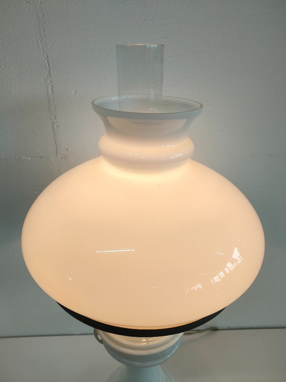 Lampe à huile antique vintage en verre opale (convertie) grande, Métal, Blanc, Klassiek (photo 7 sur 13)