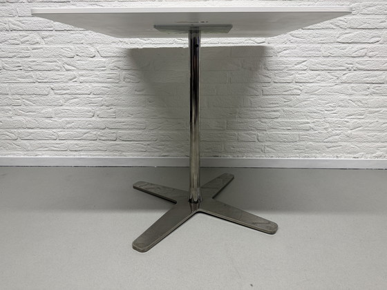 Image 1 of Bürotisch mit verchromtem Kreuzfuß – 75 x 75 x 71 cm